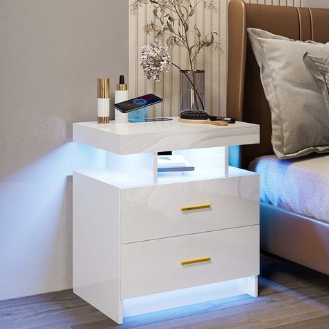 White Bedside Table Ideas, Bedside Table Ikea, White Nightstands, Meja Nakas, Ikea Interior, Bedside Table Decor, Bedside Drawers, Nightstand With Charging Station, Bedside Table Design