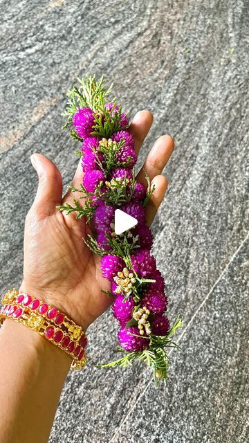 Room Decor Ideas With Flowers, Goddess Decor Ideas, How To Make Gajra At Home, Poojai Arai, Garland Making Ideas, Flower Decoration For Pooja, Shadi Decor, Thermocol Craft, Flower Garland Diy