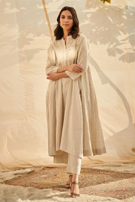 Shop for Neelu Sethi Grey Cotton Linen Kurta And Pant Set for Women Online at Aza Fashions Floor Length Dresses Indian, Designer Kurta Sets For Women, Simple Indian Suits, A Line Kurti, Wedding Outfits For Women, Designer Kurti Patterns, Kurti Patterns, Pakistani Fashion Casual, Desi Fashion Casual