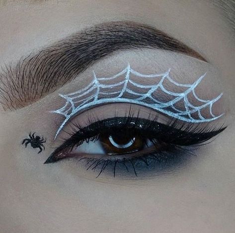 Spider Makeup, Crayon Eyeliner, Halloweenský Makeup, Halloween Make-up Looks, Make Up Designs, Holloween Makeup, Cute Halloween Makeup, Cute Eye Makeup, Halloween Eye Makeup