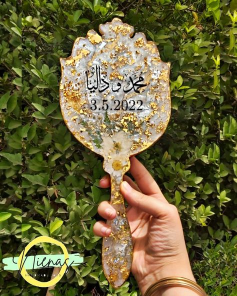 Mirror 
Hand mirror 
Resin
Gold leaf 
Dried flowers Resin Hand Mirror, Bridal Mirror, Resin Mirror, Wedding Session, Hand Mirror, Resin Crafts, Beaded Embroidery, Gold Leaf, Pre Wedding