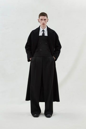 Amina Khalil, Alexander Mcqueen Menswear, Fall 2023 Menswear, Genderless Fashion, Sarah Burton, Moda Outfit, Cocoon Coat, Alexander Mcqueen Men, Evening Jackets