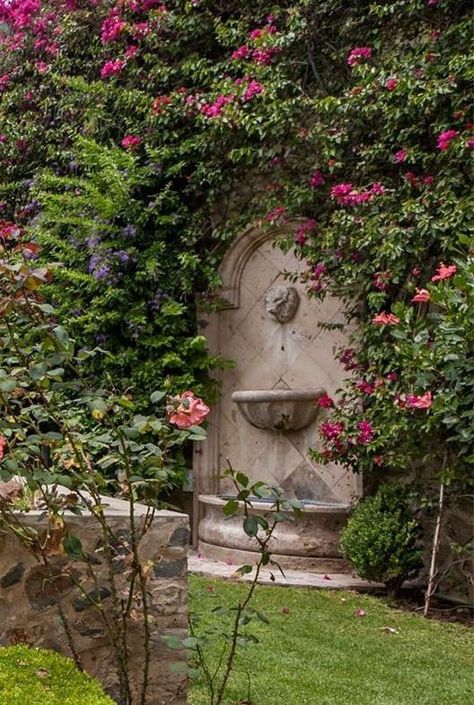 Secret Garden Door, Grandmother Style, Best Garden Design, Doors Garden, Roman Garden, Walled Gardens, Small Courtyard Gardens, Fountains Backyard, Courtyard Gardens Design