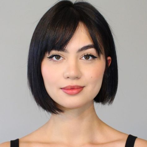 Neat Asymmetrical Bob with Bangs Free Hairstyle, Tan Skin Blonde Hair, Trendy Bob Hairstyles, Bangs For Round Face, Bob Hairstyles With Bangs, Bob Haircut With Bangs, Hairstyle Trends, Round Face Haircuts, Work Hairstyles