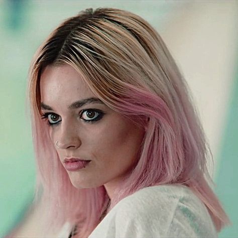 Maeve Wiley, Pink Images, Perks Of Being A Wallflower, Beauty School, Tv Girls, Pretty Little Liars, Face Claims, Pink Hair, Dyed Hair