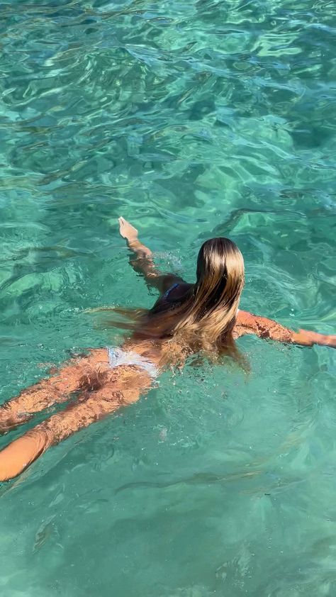 Mediterranean Vacation, Swimming Photos, Swimming Women, Beach Girl Aesthetic, Ocean Girl, Beach Workouts, Girl In Water, Girls Vacation, Natural Swimming Pool