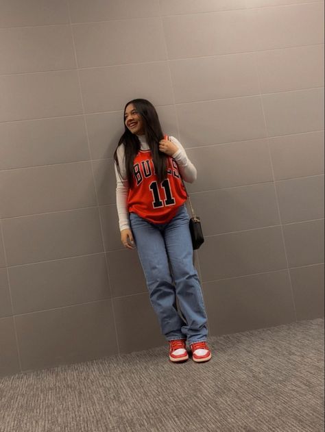 Outfit ideas🫶🏼🫶🏼 Bulls Game Outfit Women Winter, Bulls Outfit Woman Chicago, Chicago Bulls Jersey Outfit Woman, Bulls Game Outfit Women, Bulls Game Outfit, Bulls Jersey Outfit Woman, Nba Game Outfit Woman Winter, Chicago Bulls Outfit Woman, Chicago Bulls Ropa