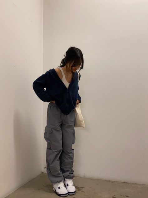 Cinched Cargo Pants Outfit, Outfits With Cargo Pants Women, Grey Joggers Outfit Aesthetic, Quater Zipper Outfit Woman, Dark Grey Cargos Outfit, Cargo Pants Outfit Gray, Fall Outfits Cargo Pants, Dark Cargo Pants Outfit, Baggy Cargo Pants Outfit Woman