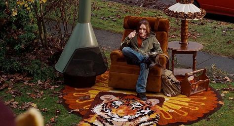 Juno MacGruff Chillin on Paulie Bleekers Front Lawn Juno Macguff, Juno 2007, Juno Movie, The Rocky Horror Picture Show, Septième Art, Movie Shots, Film Inspiration, Scott Pilgrim, Coming Of Age