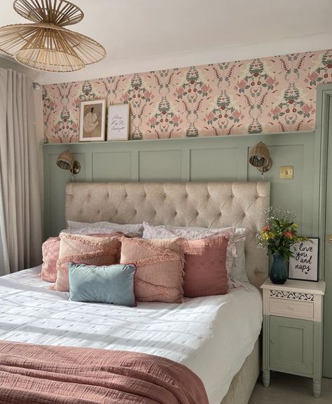 Master Bedrooms Decor Colourful, Peach And Green Bedroom Ideas, Girls Bedroom Panelling Ideas, Green Floral Bedroom Ideas, Floral Master Bedrooms Decor, Scandi Cottage Bedroom, Sage And Rose Bedroom, Green Peach Bedroom, Sage Girls Bedroom