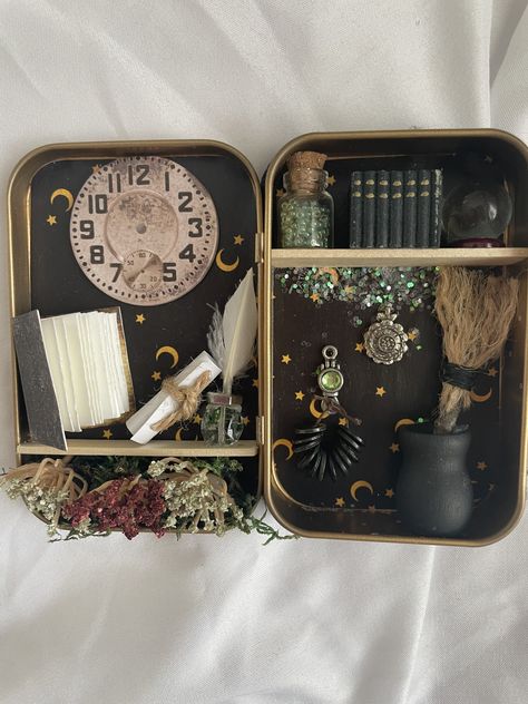 Witchy Altoid Tin, Mint Tin Altar, Altoid Can Ideas, Altoid Tin Bookshelf, Mint Container Crafts, Mint Box Crafts, Metal Box Aesthetic, Altoids Altar, Diy Pin Display