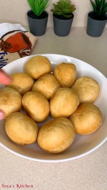 Jamaica Vybz Dishes on Instagram: "🎥 @toyaskitchen_10 • This is how I make the perfect fried dumplings every time full recipe down below 3 cup flour 1 tbsp baking powder 1 tsp salt 1 tsp sugar 1 cup and 2tbsp water #reels #jam #fried #frieddumpling #jamaicanfood" Jamaica Food, Fried Dumplings, Food Tech, Jamaican Recipes, Caribbean Recipes, Food Shows, Living Food, Dumplings, Food Network Recipes