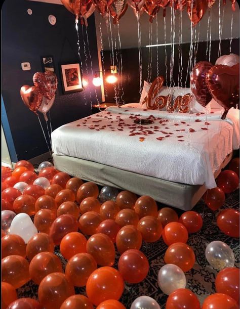 Romantic Room Surprise, Romantic Dinner Decoration, Surprise For Girlfriend, Romantic Valentines Day Ideas, Surprise Birthday Decorations, Romantic Room Decoration, Valentines Surprise, Birthday Room Decorations, Romantic Date Night Ideas