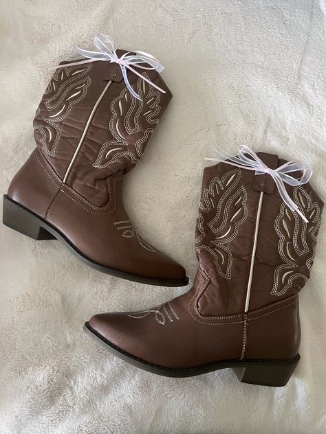 Coquette Cowgirl Boots, Coquette Cowboy Boots, Coquette Boots, Boots With Bows, Mlp Aesthetic, Cowboy Aesthetic, Brown Cowboy Boots, Country Concerts, Cameron Diaz