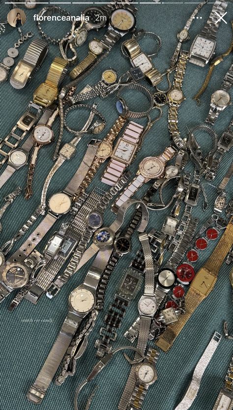 Vintage watch shopping at Portobello Market in Notting Hill, London Notting Hill Market, Portobello Market, Notting Hill London, Notting Hill, Ig Stories, Portobello, Vintage Watches, Instagram Story, England