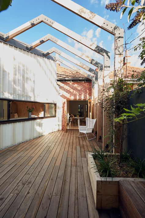 St Kilda East House by Claire Scorpo Architects (via Lunchbox Architect) Ombra Pergola, Small Pergola, Architecture Renovation, Melbourne Suburbs, Interior Design Minimalist, Edwardian House, House Extension, Patio Roof, St Kilda