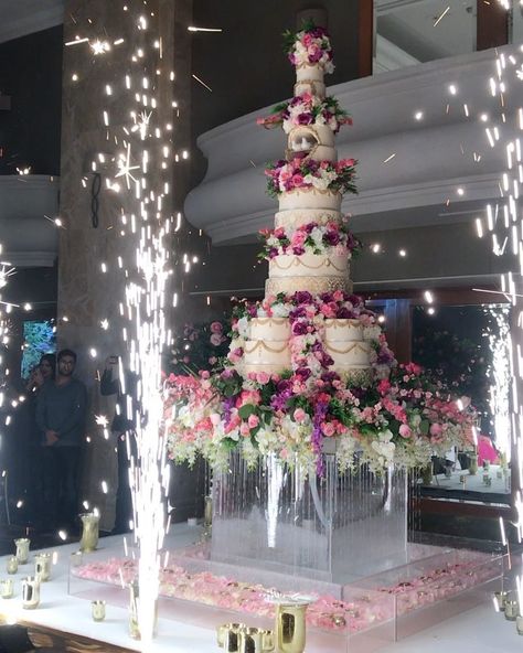 Asian Wedding Cakes Asian Wedding Cake, Huge Wedding Cakes, Cake Display Table, 9 Cake, Huge Wedding, Christmas Themed Cake, Cake Alternatives, Wedding Cake Display, Wedding Cakes Ideas