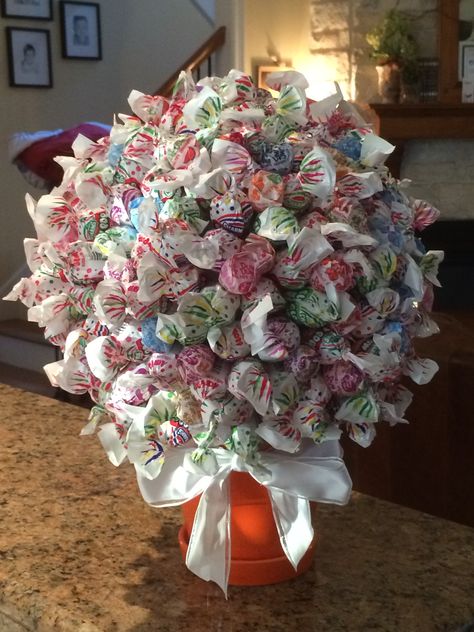 Birthday party Blow-Pop & Dum-Dum Bouquet Blow Pop Bouquet, Blow Pops, Candy Quotes, Hanukkah Wreath, Party Themes, Christmas Wreaths, Birthday Party, Festival, Holiday Decor