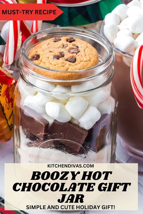 Boozy hot chocolate gift jar with layers of hot cocoa mix, coffee creamer, chocolate chunks, marshmallows, and a cookie. Boozy Hot Chocolate Gift, Booze Hot Chocolate, Peanut Butter Hot Chocolate, Hot Chocolate Mix Recipe, Boozy Hot Chocolate, Hot Cocoa Mix Recipe, Diy Hot Cocoa, Hot Chocolate Gift, Homemade Hot Cocoa