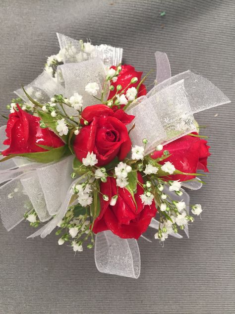 Cream Corsage, Red Corsage, Red Corsages, Senior Hoco, Boutonnieres Prom, Corsage And Boutonniere Set, Corsage And Boutonniere, Corsage Prom, Prom Flowers