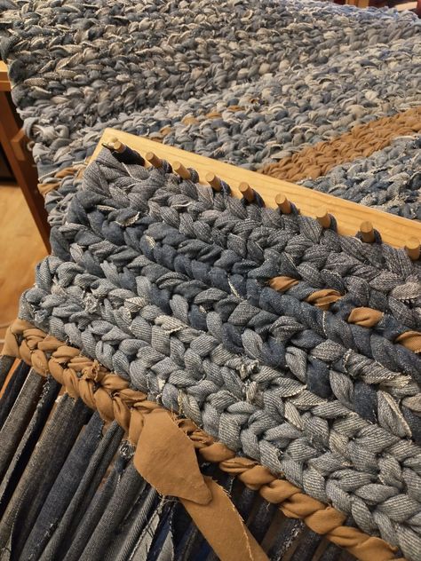 Twined Rag Rug, Rug Weaving Loom, Denim Rag Rugs, Denim Crochet, Weaving Rugs, Art Yarn Weaving, Rag Rug Diy, Homemade Rugs, Diy Rugs