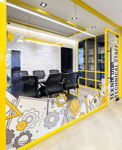 Gray Interior Doors, Group Office, Cheap Office Furniture, Yellow Office, Creative Office Space, Office Design Inspiration, Corporate Office Design, Interior Design Per La Casa, Modern Office Design