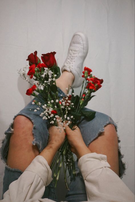 Valentine Pics Ideas, February Photoshoot Ideas, Single Valentines Day Photoshoot, Valentines Day Aesthetic Photoshoot, Anti Valentines Day Photoshoot, February Photography, Single Valentines Day, Valentine Photoshoot, Art Inspiration Creative