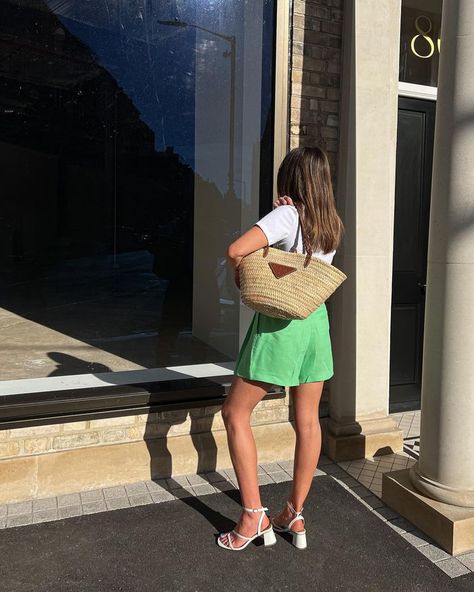 Raffia Bag Outfit, Green Linen Shirt, Raffia Basket, Basket Bags, Tory Burch Ella, Raffia Sandals, Bag Outfit, Outfit Plan, Raffia Bag