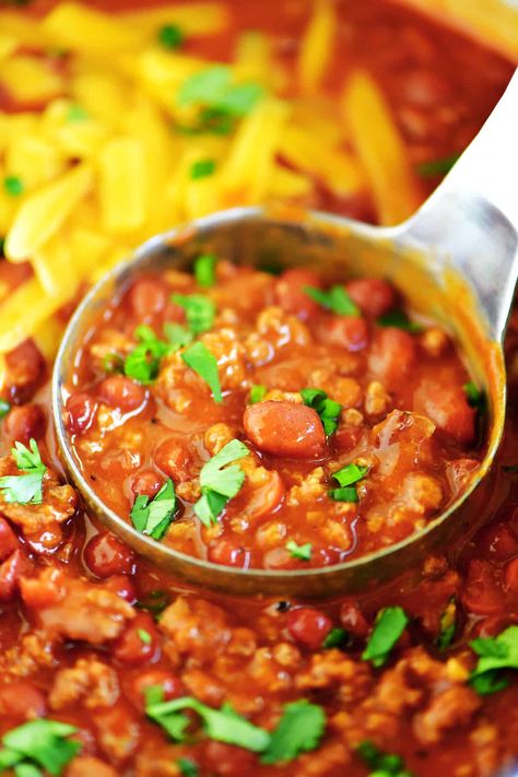 This Easy Chili Recipe comes together in minutes. It is full of flavor and is the perfect comfort food for a weeknight dinner! Easy Chili Recipe Stovetop, Basic Chili Recipe, Chili Bean Soup, Basic Chili, Chili Recipe Stovetop, Cheesy Appetizer, Gunny Sack, Chile Recipes, Chili And Cornbread