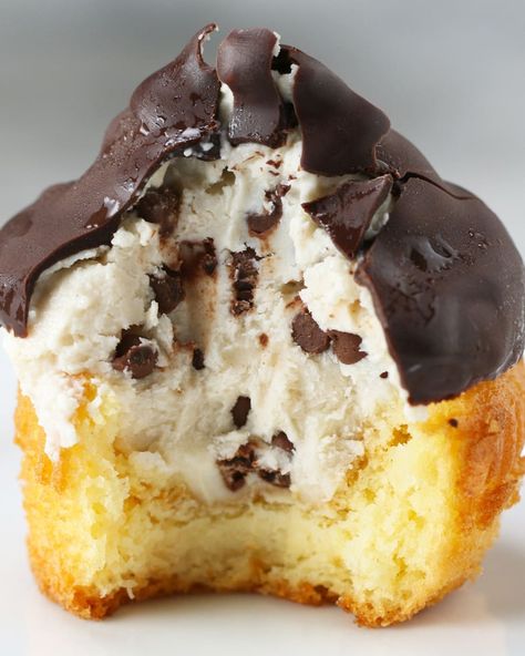 Cannoli Cupcakes, Cannoli Cupcake, Cheesecake Dip, Chocolate Cake Mixes, Cannoli, Mini Chocolate Chips, Decadent Desserts, Cupcake Recipes, Just Desserts