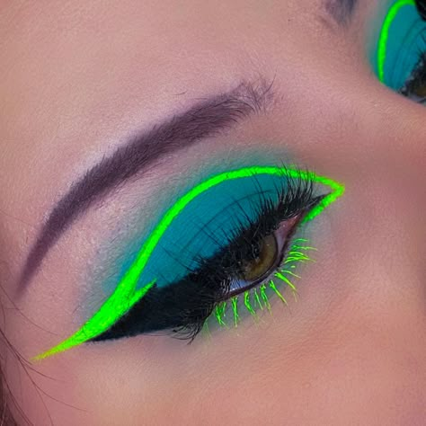 Fun Green Makeup Looks, Neon Green Eyeliner Makeup Looks, Neon Green Rave Makeup, Neon Eye Makeup Looks, Uv Eyeliner Looks, Neon Blue Makeup, Neon Liner Makeup, Blue And Green Makeup Looks, Neon Makeup Ideas Eye