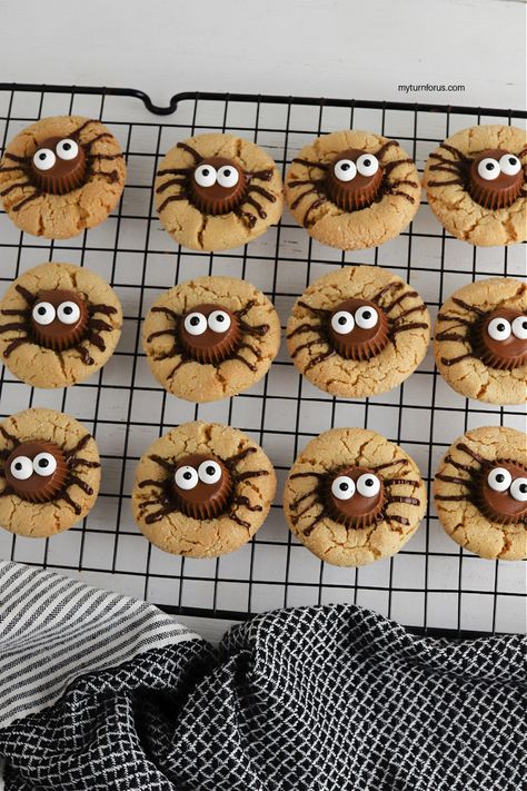 Cookies With Reeses Cups, Spider Snacks, Peanut Butter Spider Cookies, Cute Halloween Spider, Peanut Blossoms, Spider Cookies, Peanut Butter Blossom Cookies, Reeses Cups, Peanut Butter Blossoms