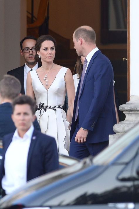 The pair glimpse towards one another while heading to the garden party Queens Birthday Party, Kate Middleton Queen, Duchesse Kate, Prince William Et Kate, Prins William, Princesa Kate Middleton, Principe William, Prinz William, Kate And Meghan