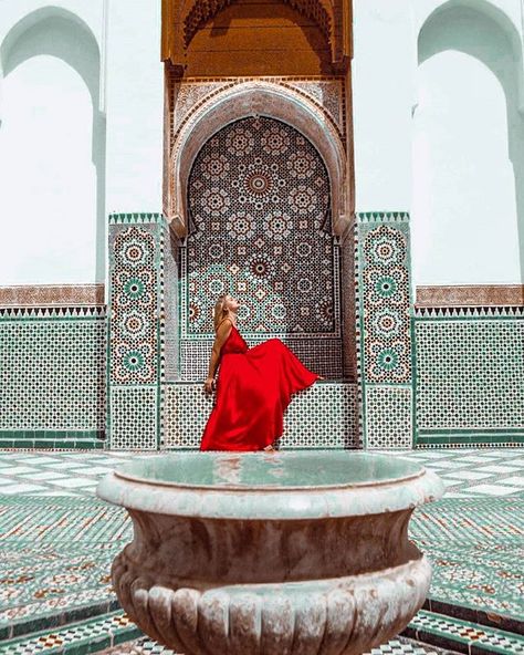 Morocco Blog •Travel & News en Instagram: “Bonjour ☀️☀️☀️ . 📸 @ismisaritaa 👍 Follow & tag @moroccoblog to be featured ⚙️ Photo Edits by @moroccoblog…” Morocco Picture Ideas, Marrakesh Instagram Pictures, Morocco Editorial, Morocco Travel Outfit, Desert Dress, Morocco Street Photography, Desert Photoshoot Ideas, Morocco Fashion, Marrakech Morocco Instagram