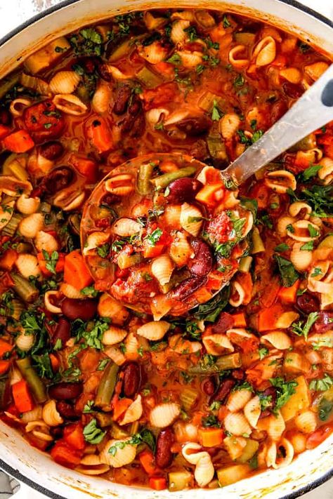 top view of traditional Italian Minestrone Soup Recipe with tomatoes, vegetables, pasta and beans Cannellini Soup, Best Minestrone Soup Recipe, Italian Minestrone Soup Recipe, Peanut Soup Recipe, Italian Minestrone Soup, Pescatarian Lifestyle, Comfort Soups, Toscana Recipe, Vegetables Pasta