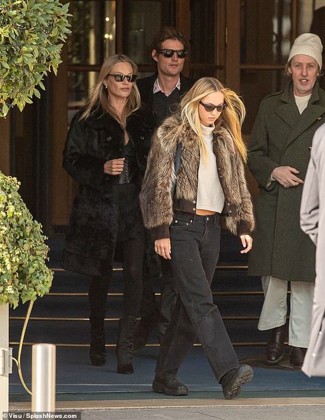 Kate Moss With Daughter, Celebs In Paris, Kate Moss Style 2024, Kate Moss 2024 Style, Kate Moss Rockstar, Kate Moss 2024, Kate Moss Winter, Kate Moss Party, Messy Model