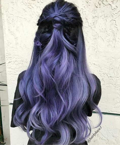 Black and dark lavender hair Silver Lavender Hair, Lilac Hair, Fesyen Rambut, Lavender Hair, Vlasové Trendy, Ombré Hair, Hair Color Purple, Trendy Hair Color, Ombre Hair Color