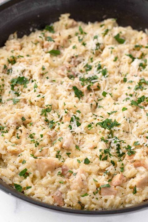 Creamy Chicken and Rice! This one pan chicken and rice recipe is creamy, comforting, and so perfect for weeknights. Easy to make and stores very well. Chicken White Rice Recipes, One Pan Chicken And Rice, One Pot Rice Meals, One Pot Wonder, Chicken And Rice Recipe, White Rice Recipes, Creamy Chicken And Rice, Creamy Garlic Chicken, Creamy Rice