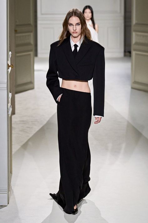 Valentino Fall 2023 Ready-to-Wear Fashion Show Collection: See the complete Valentino Fall 2023 Ready-to-Wear collection. Valentino Fall 2023, Rtw 2023, Fall 2023 Ready To Wear, Fw 2024, Valentino Fashion, 2023 Ready To Wear, Valentino Black, Power Dressing, Fashion Show Collection