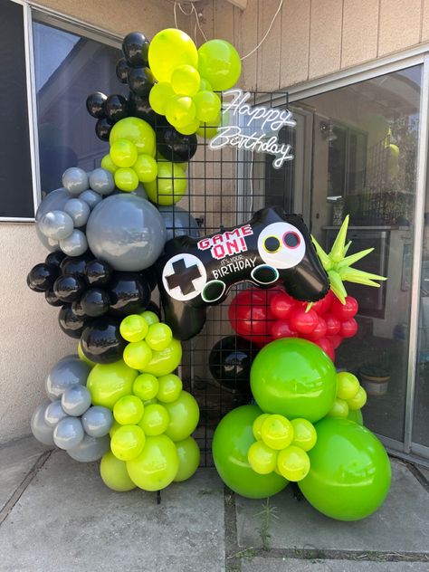 Video Game Balloon Arch, Centerpiece Balloon Ideas, Video Games Party Ideas, Gamer Balloons, Gamer Party Ideas Boys, Game Birthday Party Ideas, Gamers Party Ideas, Minecraft Balloons, Xbox Party