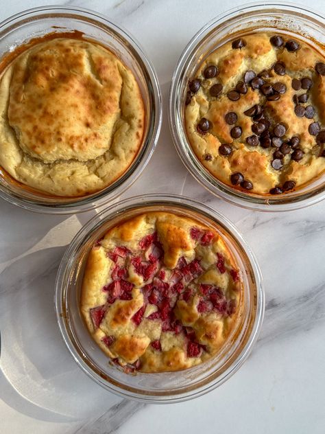 Baked Protein Pancake Bowls- great for meal prep and no banana needed! - Eliya Eats Protein Pancakes Without Banana, Single Serve Meals, High Protein Pancakes, Greek Yogurt Flavors, Protein Yogurt, Protein Baking, Protein Bowls, High Protein Meal Prep, Sugar Free Maple Syrup