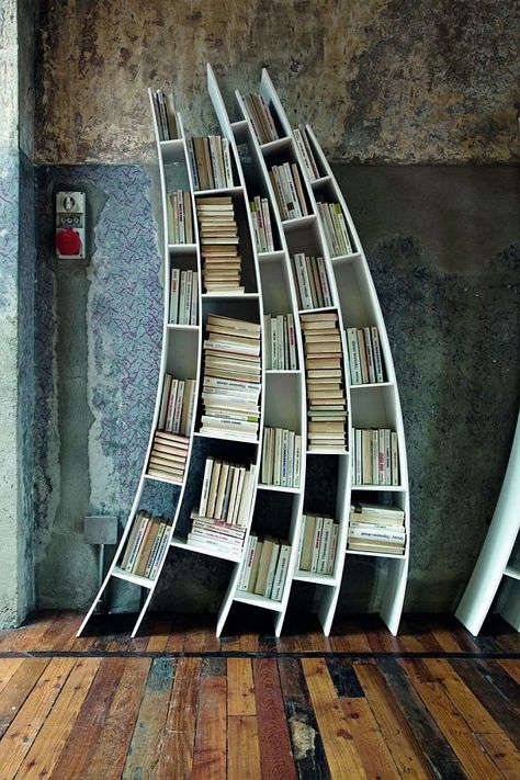 The design of these bookshelves by Saba Italia is a dynamic one. It gives us the impression that they are in a continuous moving. Unique Bookshelves, Creative Bookshelves, Cool Bookshelves, Bookcase Design, Bookshelf Design, Funky Home Decor, Kraf Diy, Book Storage, Italian Furniture