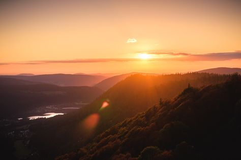 Spectacular summer sunsets captured by Guiot Damien — see more landscape photography by Guiot > https://on.be.net/3vcvfvo Sunshine Aesthetic Wallpaper, Aesthetic Wallpaper Landscape, Sunshine Aesthetic, Horizon Landscape, Stunning Sunset, Wallpaper Landscape, Watercolor Wallpaper, Design Posters, Summer Sunset