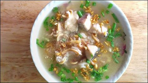 kitchen tigress: Teochew Fish Porridge (潮州鱼粥) Fish Porridge, Soup With Rice, How To Make Fish, Pickled Cabbage, Porridge Recipes, Fried Shallots, Fish Soup, Garlic Fries, White Fish