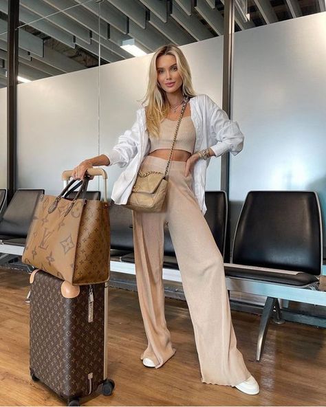 Your Style & Fashion 💗 on Instagram: "Airport looks ✈️ . . . #fashiontrends #fashion #fashionblogger #chic #style #elegant #feminine #streetchic #streetstyle #ootd #styleinspiration #influencer #outfitoftheday #outfitideas #accessories #glam #over40 #blackoutfit #furcoat #trenchcoat #greenoutfit #jeans #airportlook #beigeoutfit #airport #sneakers #sport #sportyoutfit" Classy Airport Outfit, Airport Outfit Spring, Nyc Outfits Summer, Cute Airport Outfit, Chic Airport Outfit, Airport Outfit Ideas, Chic Travel Outfit, Comfy Airport Outfit, Comfortable Travel Outfit