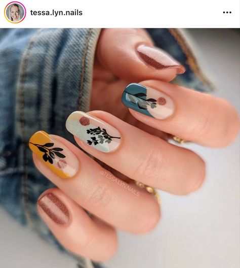 Nail Art Abstract, Wild Nail Designs, Best Fall Nail Colors, Leaves Nail Art, Fall Leaves Nail Art, Best Nail Designs, Trendy Nail Polish, Boho Nails, Cute Short Nails