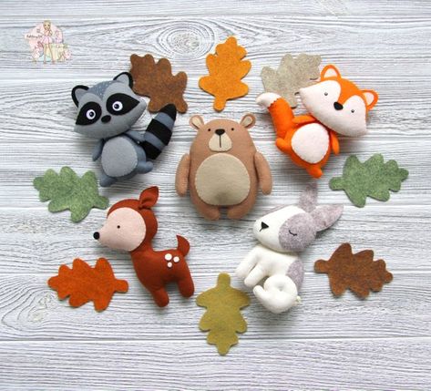 Felt Eggs, Bos Baby, Forest Nursery Decor, Animal Baby Room, Forest Animal Nursery, Baby Mobile Felt, Animals Forest, Easter Ornaments, Baby Mobil