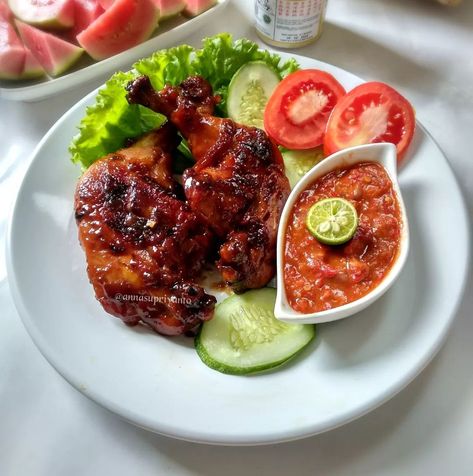 Bahan dan Cara membuat Ayam Taliwang https://resepmamiku.com/ayam-taliwang-annasupriyanto Ayam Taliwang, Ayam Kecap, Kecap Manis, Cafe Aesthetic, Cooking Tutorials, Cooking Recipes, Plating, Quick Saves