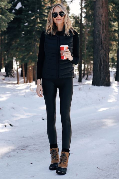 Canada Outfits, Friday Wear, Sweater Leggings, Vest Sweater, Amy Jackson, Snow Outfit, Fashion Jackson, Black Clothing, Skiing Outfit