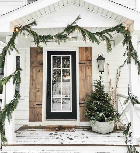 28 Wonderful Christmas decorating ideas for magical outdoor spaces Porch Remodel, Winter Porch, Christmas Decor Inspiration, Christmas Front Porch, Christmas Porch Decor, Christmas Decorations Diy Outdoor, Front Porch Decorating, Christmas Porch, Front Porch Christmas Decor